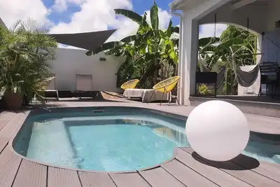 10 mn à pied plage Orient Bay, villa climatisée, piscine et jardin topical