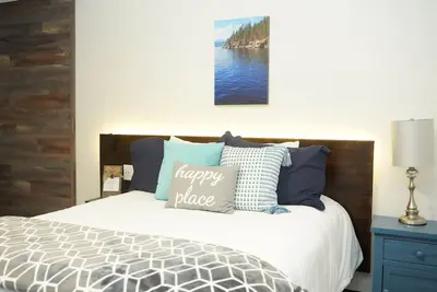 Image de Chambres immaculées - Séjournez et jouez dans le magnifique centre-ville de Coeur d'Alene