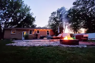 Image de Breezy Pad, près du lac, avec oasis d'arrière-cour