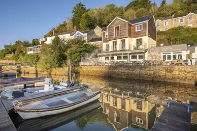 Image de Cette maison de vacances est située au bord de l'eau dans le port de plaisance de Malpas