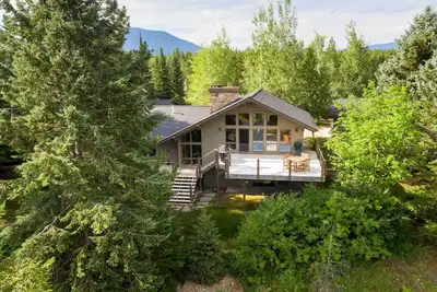 Image de Nouveau! Maison moderne avec vue sur le mont à l'entrée du glacier Np