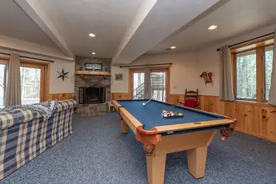 Image de Accès au lac avec glissoire, bain à remous, table de billard et foyer!