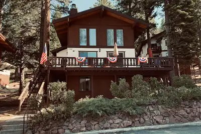 Image de Incline Village 4 bd Chalet moderne avec piscine, bain à remous et équipements