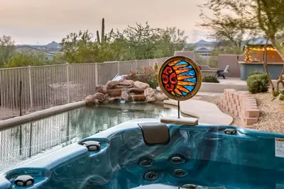 Image de Luxueux et privé Oasis du désert • Epic Backyard w / Sunset Views, bain à remous, piscine