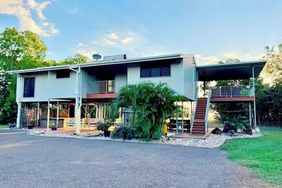 Image de Kick n Back House, avec 2 spas, 8 personnes confortablement avec vue sur l'océan