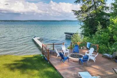 Image de Nouveau! Maison Torch Lake avec 116 pieds d'accès à l'eau bleue