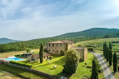 Image de Villa près de Sienne avec 9 chambres, piscine privée chauffée, jacuzzi, sauna et A \/ C!