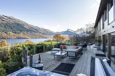 Image de Hollybank House Sleeps 10 - peut accueillir 10 personnes dans 5 chambres