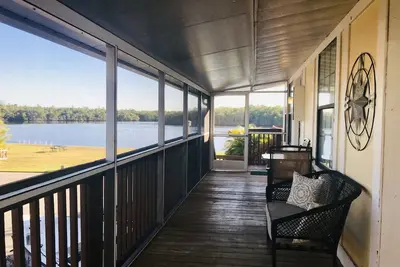 Image de Villa avec vue sur l'eau et grande terrasse panoramique