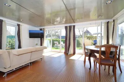 Image de App. Hookipa Ce / Ug<br><br><br><br><br><br>Lieu:<br>Cet appartement spacieux est situé au rez-de-chaussée / sous-sol d'une maison moderne à 2 familles. La maison est dans la deuxième rangée à Alt-Westerland dans un endroit calme à environ 10 minutes à .