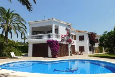 Une magnifique spacieuse villa sur la plage à Cabo Roig avec vue sur la mer piscine