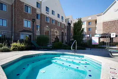 Image de Suite Cherry Creek équipée | Piscine extérieure, bain à remous partagé + accès à la salle de sport