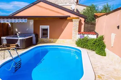 Image de Maison de vacances avec terrasse et piscine