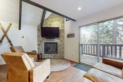 Image de Belle villa avec vue sur la forêt, bain à remous et salle de jeux partagés près du village / ski!