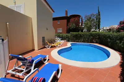 Image de Villa Maëlou avec piscine privée près du golf