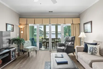 Image de Vue parfaite sur le lac. Communauté fermée. Condo 3 chambres, 2 salles de bain pour 8 personnes. Grands équipements! Marchez jusqu'à la plage!