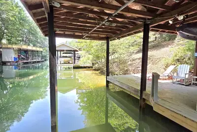Image de Glissez-vous pour une détente au bord du lac avec votre famille et vos amis à Lakefield Cove à Smith Mountain Lake