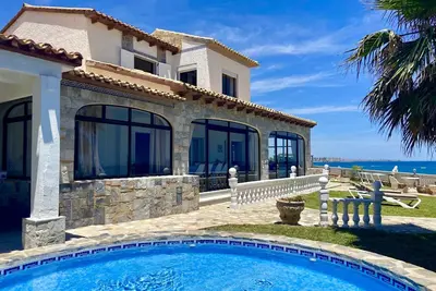 firts line 4-5 bed villa