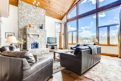 Image de 2 Acre Hilltop Lot l 6 Bdrms | Jacuzzi, salle de jeux et navette Vip gratuite