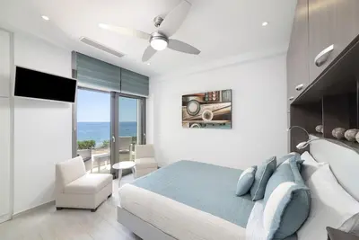 Condo en bord de mer dans une villa contemporaine de luxe avec piscine à débordement et vue magnifique