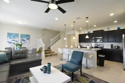 Image de Tout Nouveau 5 chambres 4. 5 salles de bain Piscine Townhome Windsor Westside Resort, 12 min à Disney