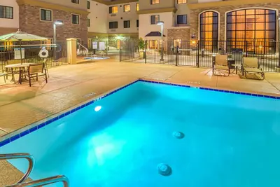 Image de Piscine extérieure chauffée + bain à remous + accès au centre de fitness | Studio situé au centre