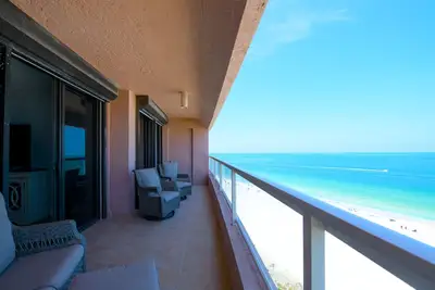 Image de Crescent Beach Club 12e, 12e étage, vues sur la plage