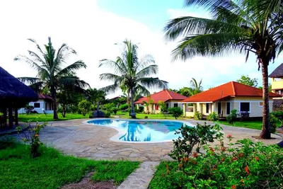 Vue parfaite sur la piscine et détente sur la plage à Diani.