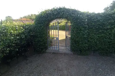 Image de La paix et la tranquillité vivent ici: ferme entourée de verdure.