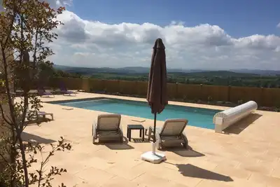 Image de Détendez-vous et ressourcez-vous dans cette villa familiale de luxe avec piscine et vue imprenable.