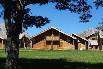 Image de Chalet, à 300m des pistes de ski, remise en forme, piscine, sauna, terrasse, parking, télévision