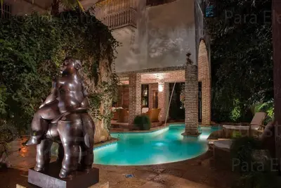 Image de Villa 10 chambres avec 3 piscines, ascenseur, salon et piscine sur le toit
