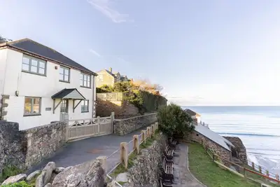 Image de Cette belle propriété se trouve au-dessus de la belle plage de sable de Trevaunance Cove.