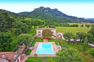Image de La villa Engardin, nichée au coeur du vignoble, offre confort et calme absolus