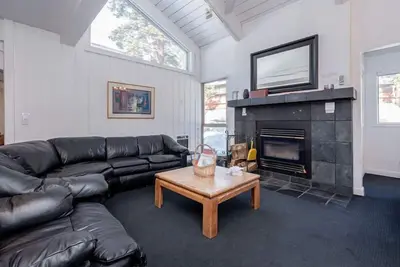 Image de Lrg -Ski in Ski Out -Chamonix # 62-Mise à jour 2 Bdrm + Loft / 2. 5 bths. 8 couchages. Étapes pour Canyon Lodge!
