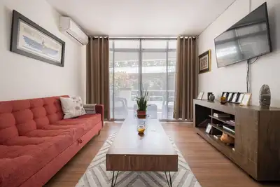 Image de Light, airy one bedroom w/ balcony, walk to it all