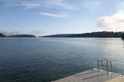 Image de Retraite de l'île sereine avec un quai privé sur le lac Candlewood