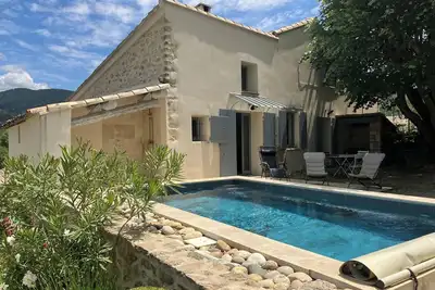 Image de Mas provençal avec piscine au pied du Mont-Ventoux
