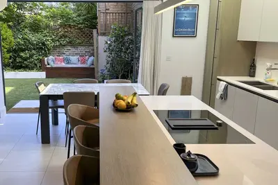 Image de Beautiful Renovated House With Garden in Highly Sought After Area