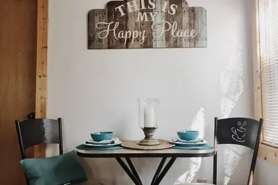 Image de Trouvez votre endroit heureux dans notre chalet! !
