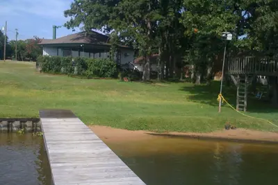 Image de Charmante maison au bord du lac avec plage de sable - à distance de marche de Lone Star Marina