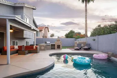 Image de Retraite contemporaine! Piscine, putt, vélo à Keirland Commons / Scottsdale Quarter!