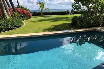 Image de Domaine privé face à l'océan avec piscine et salle de cinéma