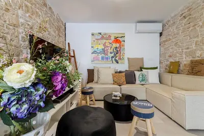 Image de Maison moderne dans la vieille maison en pierre