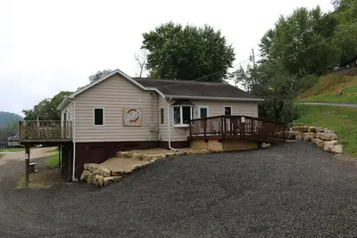 Riverview Getaways (only 13 miles to La Crosse Wi or Iowa border)