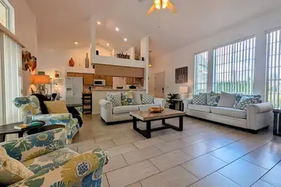 Image de Villa très confortable avec piscine privée située dans une belle communauté - À proximité des parcs