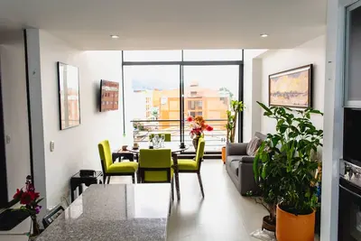 Image de Modern 2-story apt in residential neighborhood
