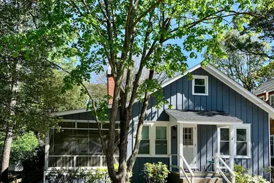 Image de Pines Cottage~ Half Block to Beach ~ 5 Bedrooms ~ Sleeps 10 ~ Huge Porch & Patio