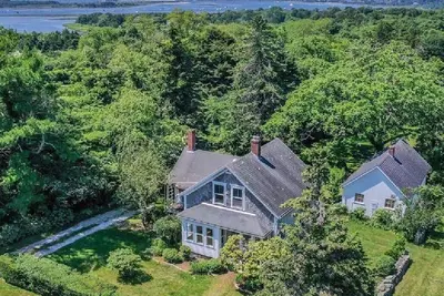 Image de Ferme à Westport Point sur 1/2 acre, accès facile à la plage et au village!