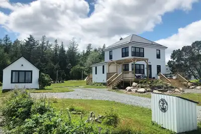 Image de The Salty Cribb - Maison de vacances privée en bord de mer à quelques minutes de Lunenburg